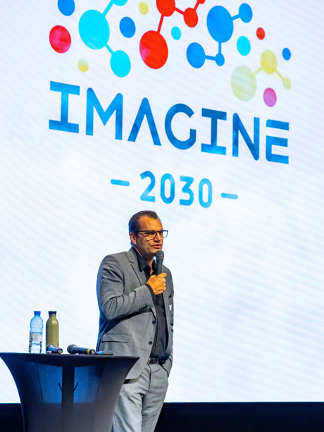 Laurent Chameroy parlant sur scène avec un micro lors de la convention “Imagine 2023”