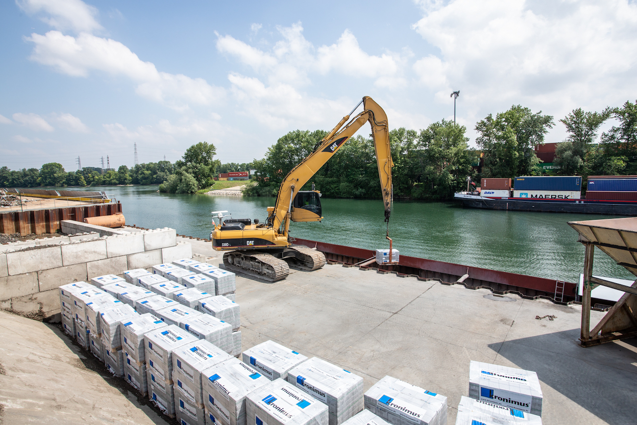 1 bis-125 palettes de pavé de béton sont chargées sur la péniche
