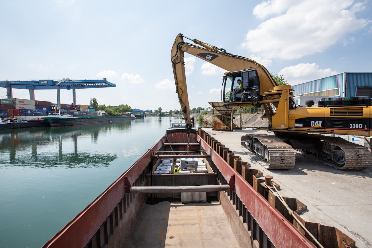 1-Chargement de 200T de pavé de béton sur la péniche