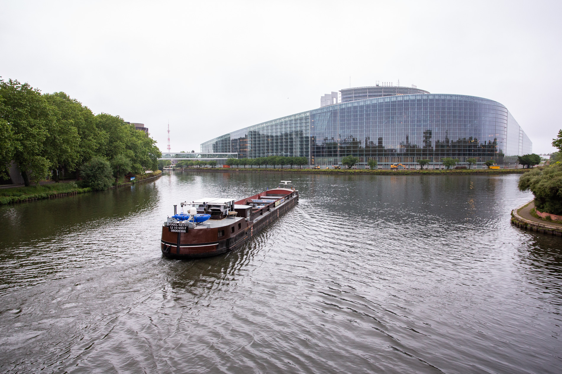 2-la cargaison dépasse le Parlement Européen