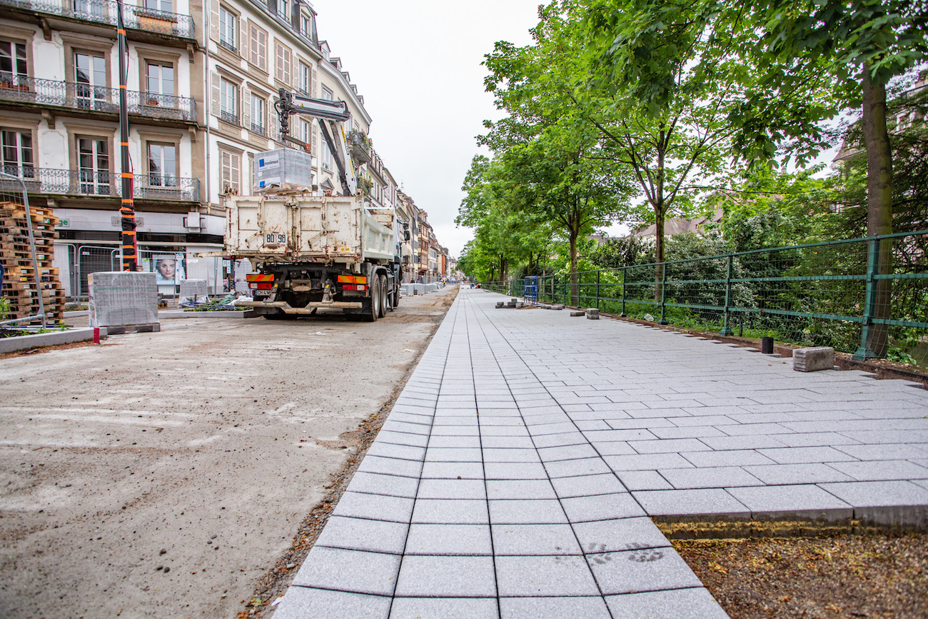 7-approvisionnement du chantier de voierie d_Eurovia, client de BTP Distribution de 1000 m2 de pavé de béton