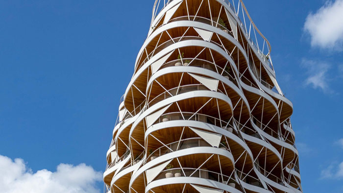 Immeuble-tour de grande hauteur de style contemporain avec des balcons blancs 