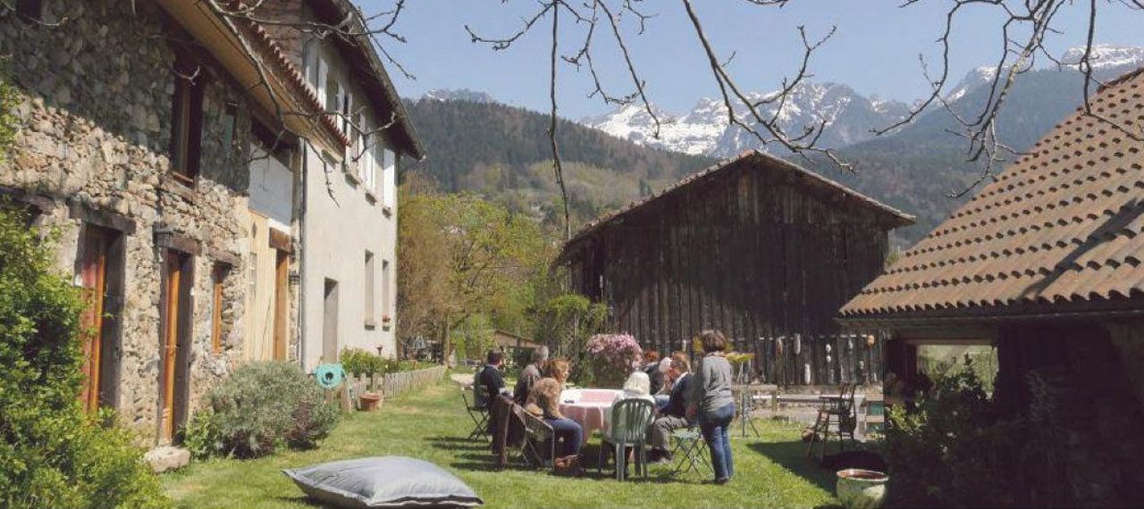 Famille mangeant dehors en montagne