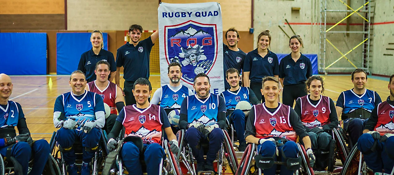 Portrait de groupe de l’équipe du Rugby Quad Grenoble dans un gymnase 