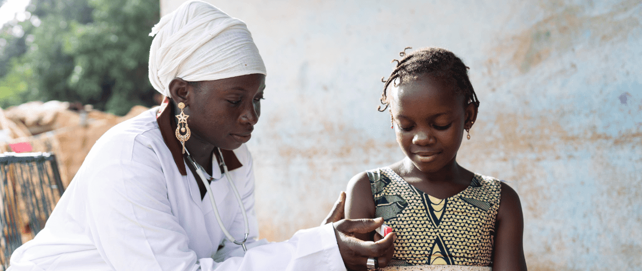 médecin qui vaccine une petite fille en Afrique