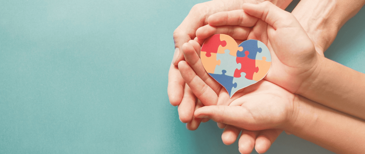 des mains entrelacées avec au centre un puzzle en forme de coeur