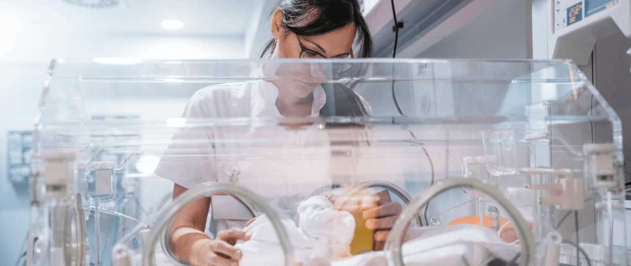médecin avec un bébé en couveuse