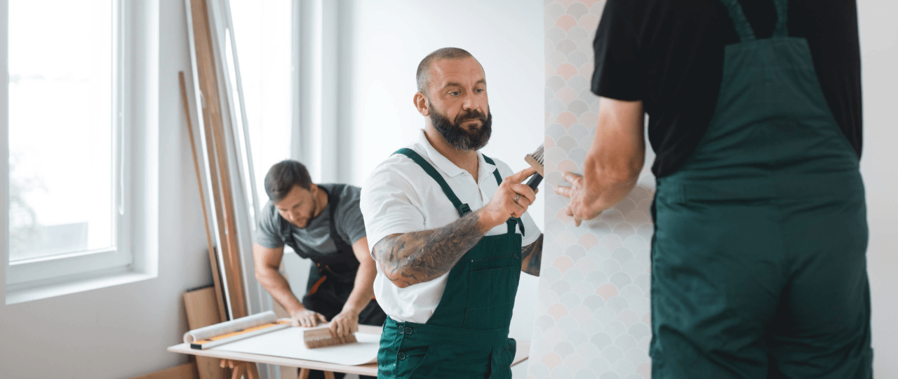3 hommes qui réhabilitent un appartement