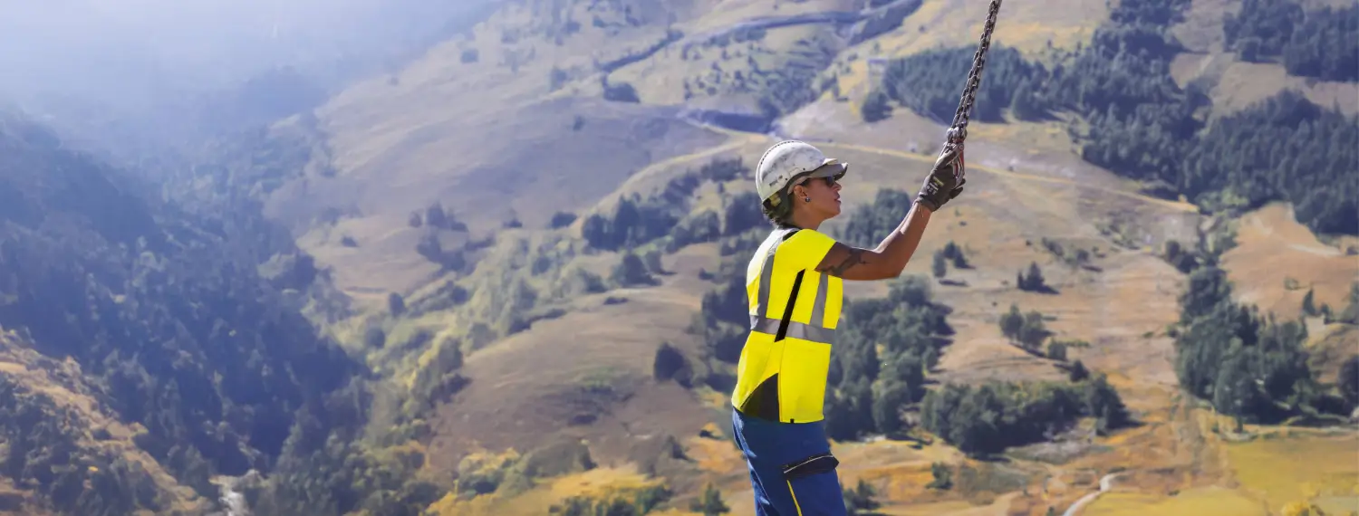 femme chauffeur qui décharge avec en fond un paysage de montagne