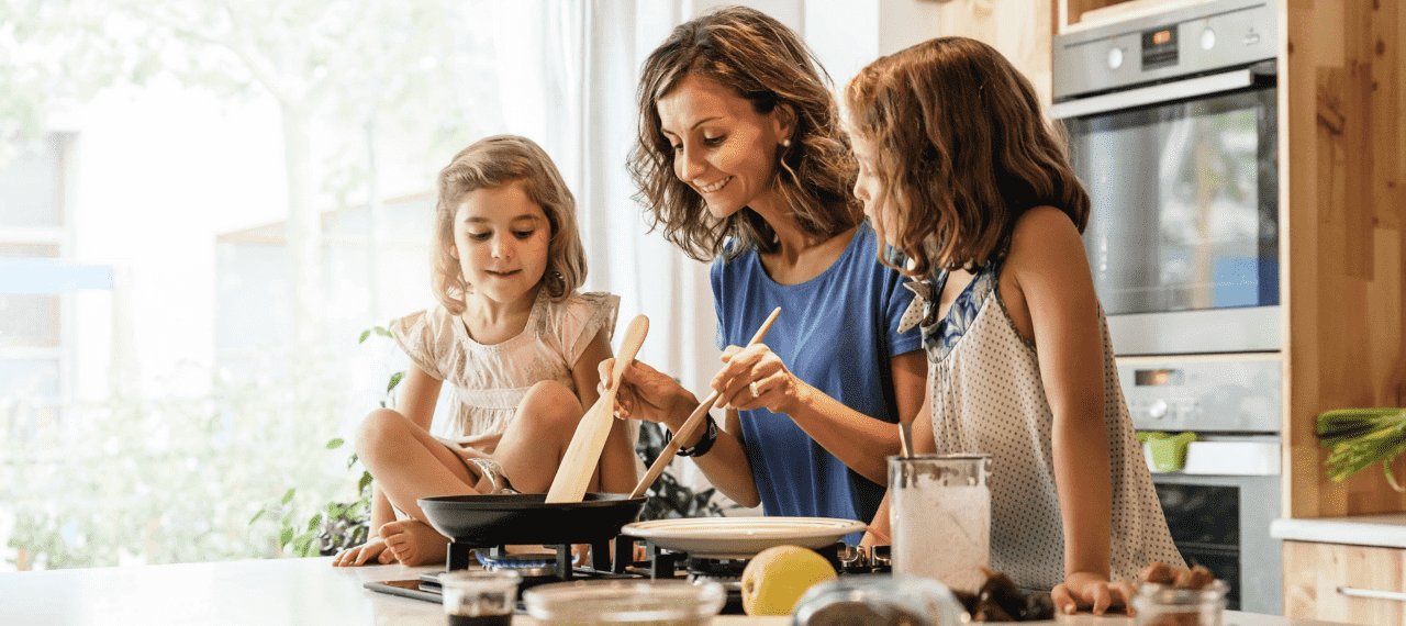 maman en train de cuisiner avec ses filles