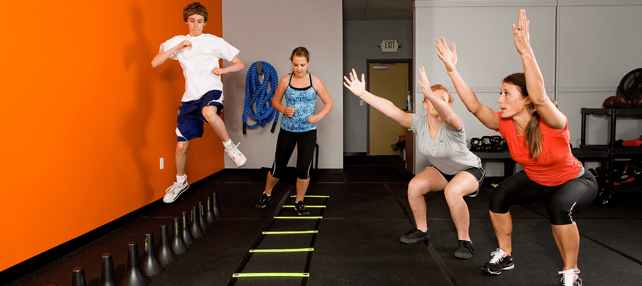 4 personnes font du sport dans une salle