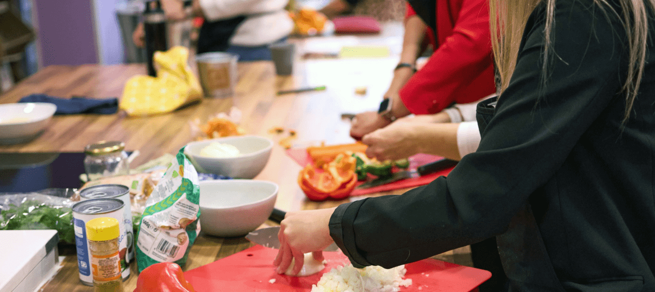 Mains de personnes qui préparent un repas