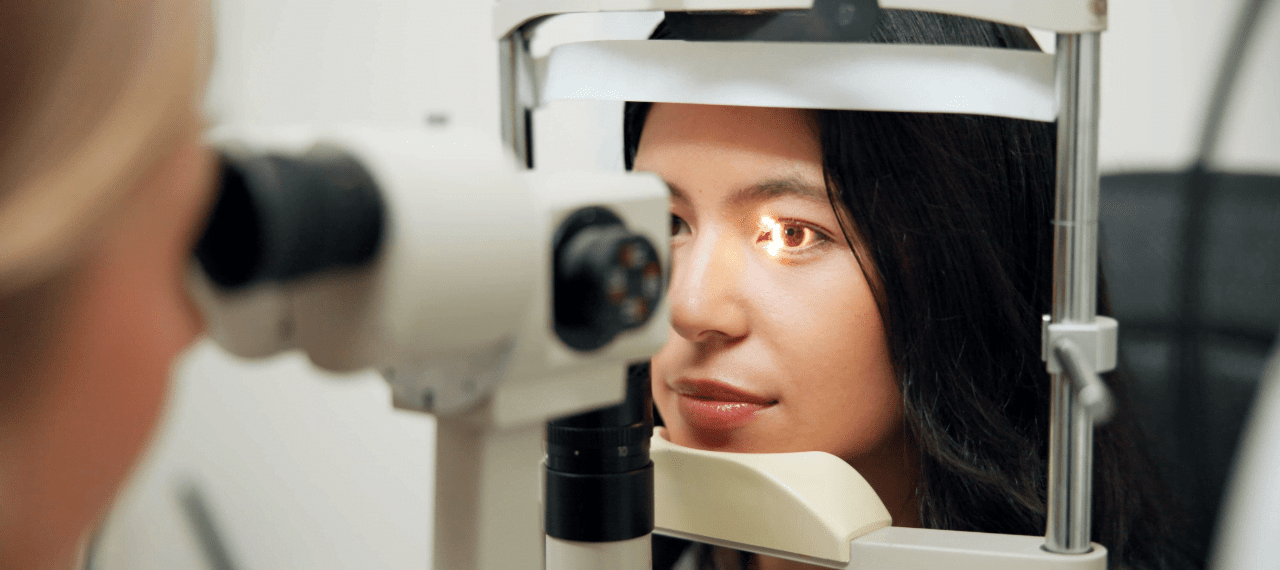 femme médecin qui observe le fond de l'oeil d'une patiente