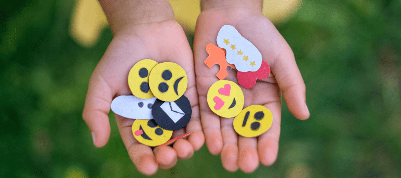 2 petites mains d'enfants avec des stickers émotions