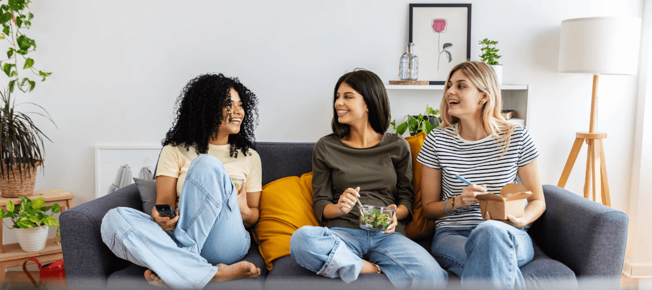 3 femmes en discussion assises sur un canapé