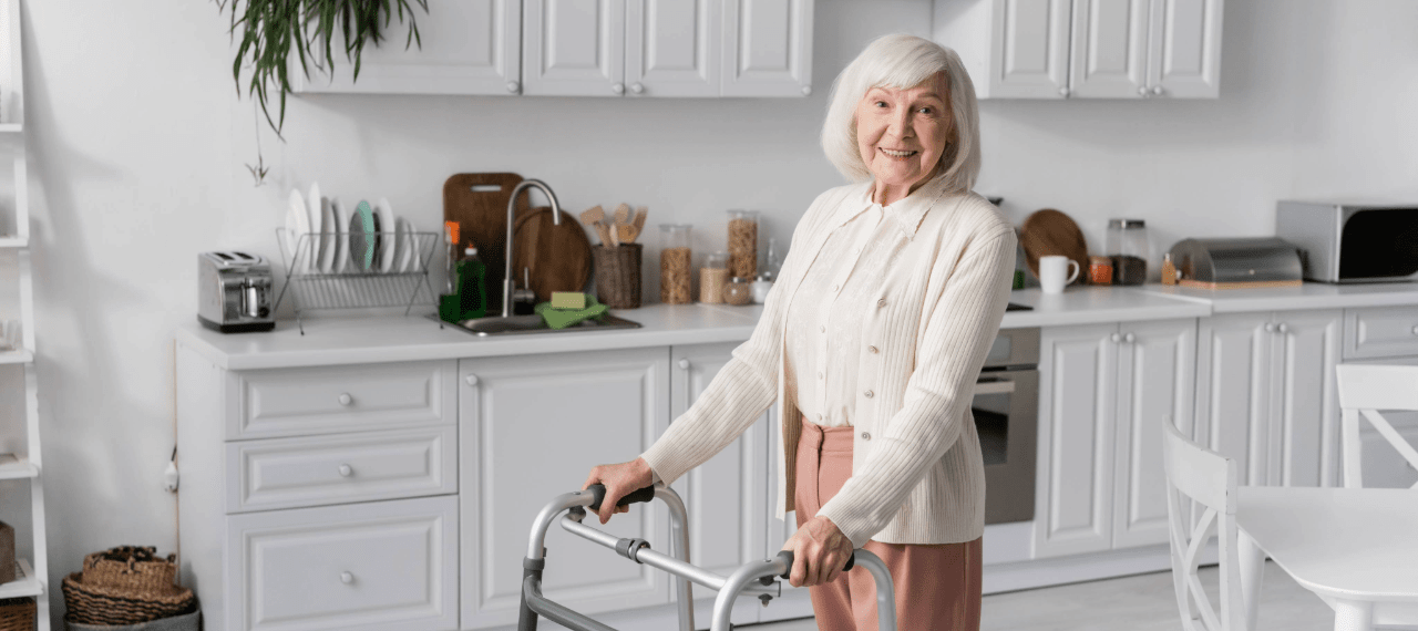 une femme avec un déambulateur dans un appartement