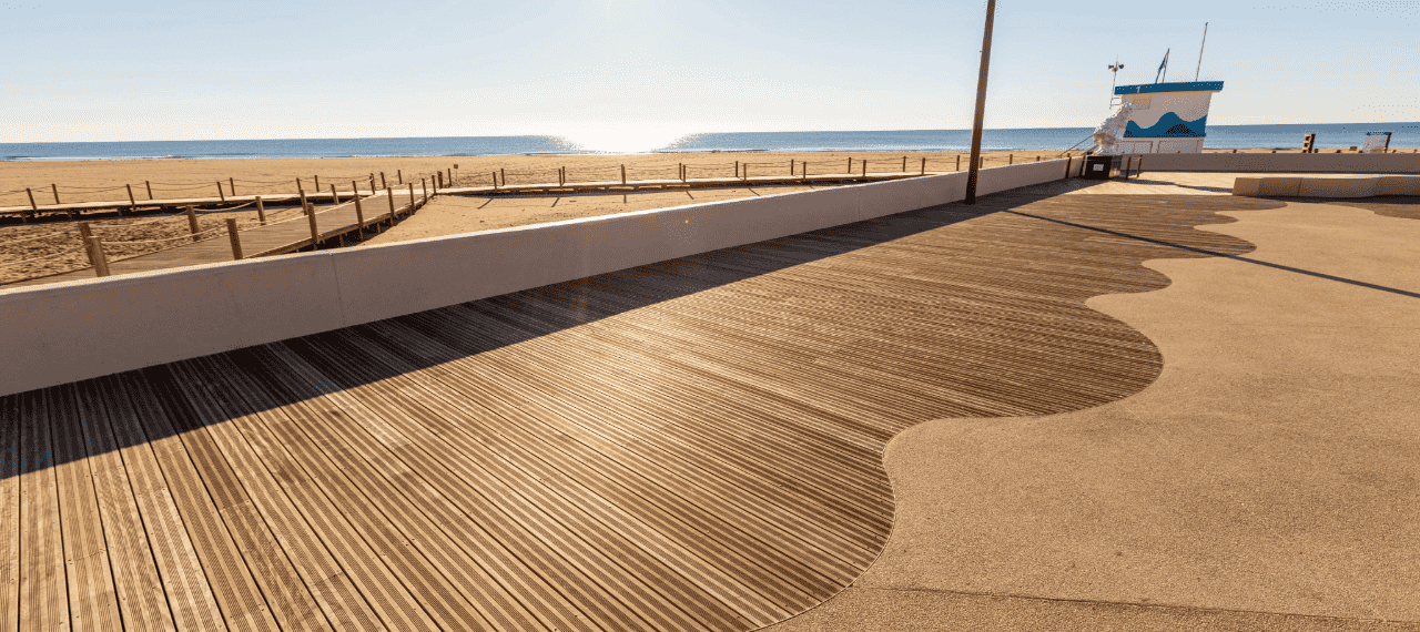 Terrasse en caillebotis de bois au bord d'une plage