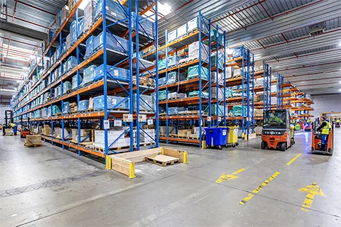 Vue intérieure d'un entrepôt