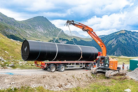 Travaux de pose d'une canalisation à l'aide d'une grue mobile