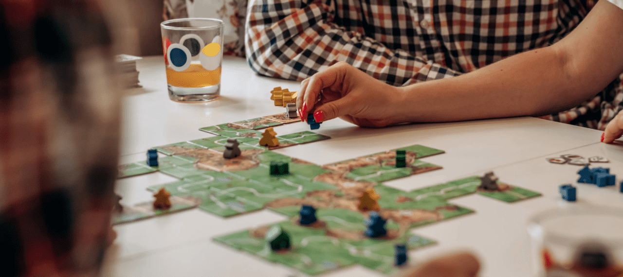 mains de personnes qui jouent à un jeu