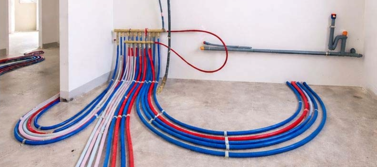 sortie de tuyaux bleu et rouge dans un batiment