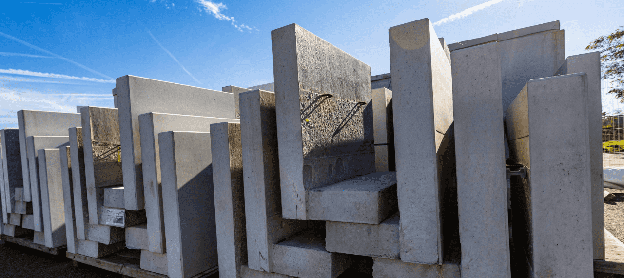 alignement de blocs béton à l'extérieur