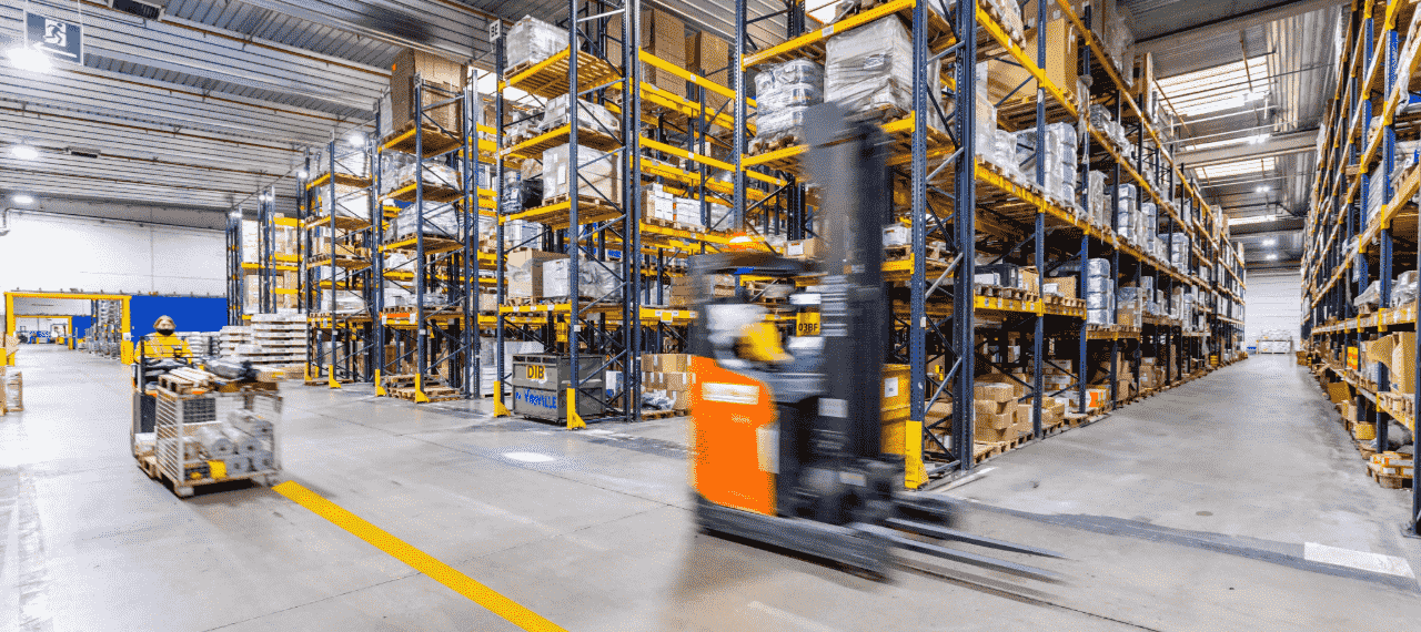 vue intérieure de l'entrepôt de Brézins avec des fenwicks en mouvement