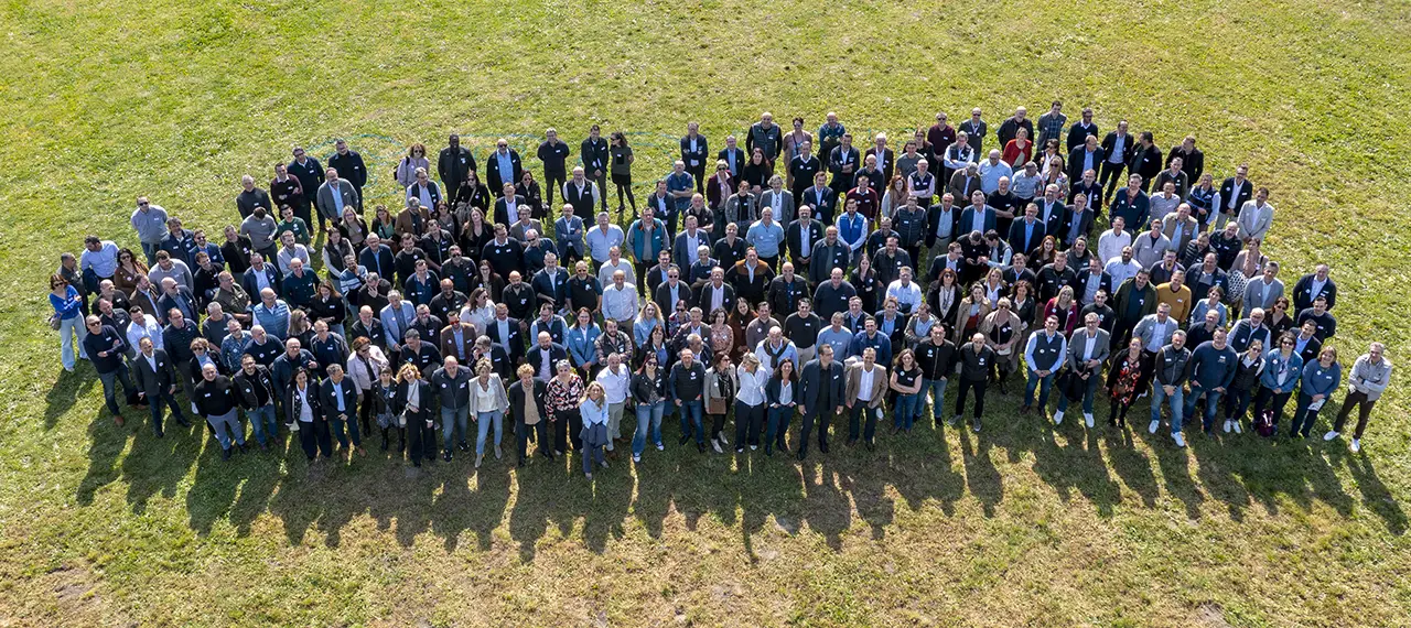 L’équipe Samse vue du ciel sur fond de pelouse