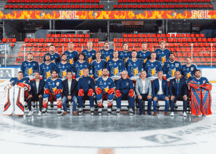 équipe de hockeyeurs avec les sponsors du Groupe Samse