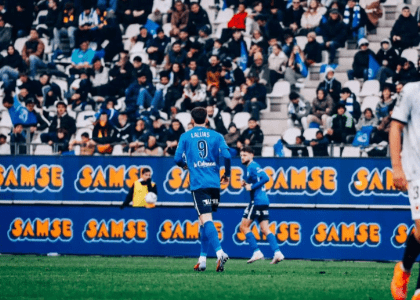 des footballeurs sur le terrain