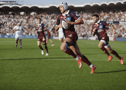 des joueurs de rugby en pleine partie
