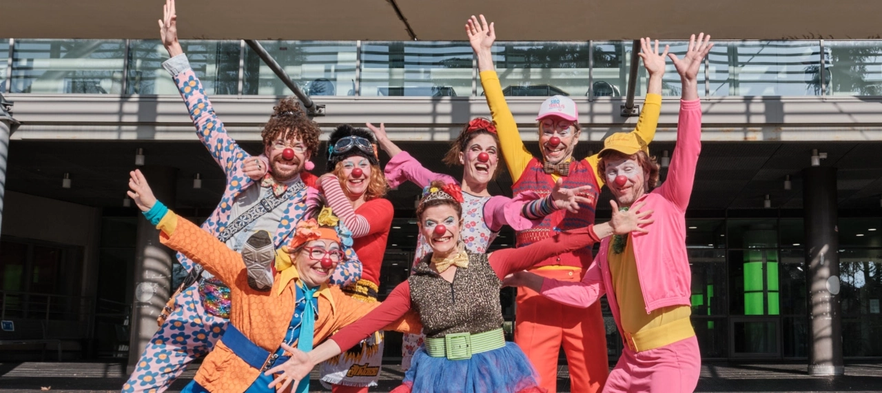 troupe de clowns devant l'hôpital