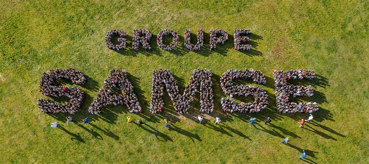 Photo vue du ciel prise par drone d’une pelouse où les équipes Samse se sont regroupées pour former le texte : Groupe SAMSE
