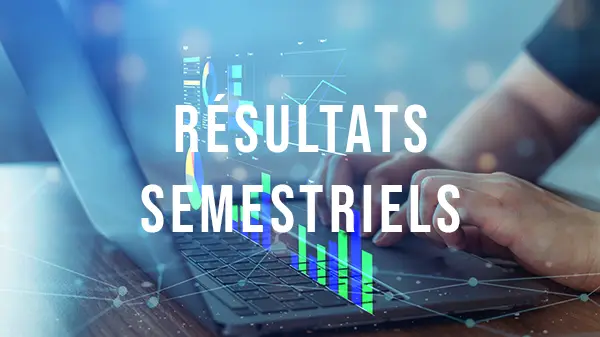 Visuel portant le titre "Résultats semestriels" sur fond d'une personne utilisant un ordinateur portable