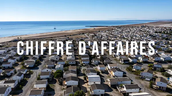 Visuel portant le titre "Chiffre d'affaires" sur fond de quartier résidentiel en bord de mer