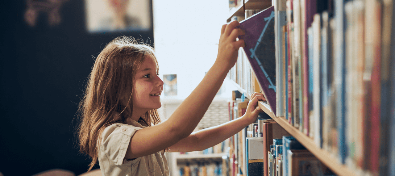 une fillette dans une bibliothèque