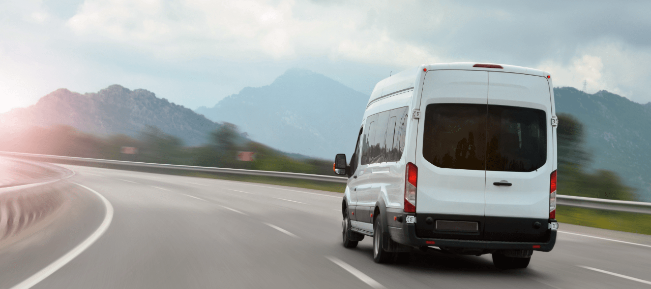 minibus sur une route 
