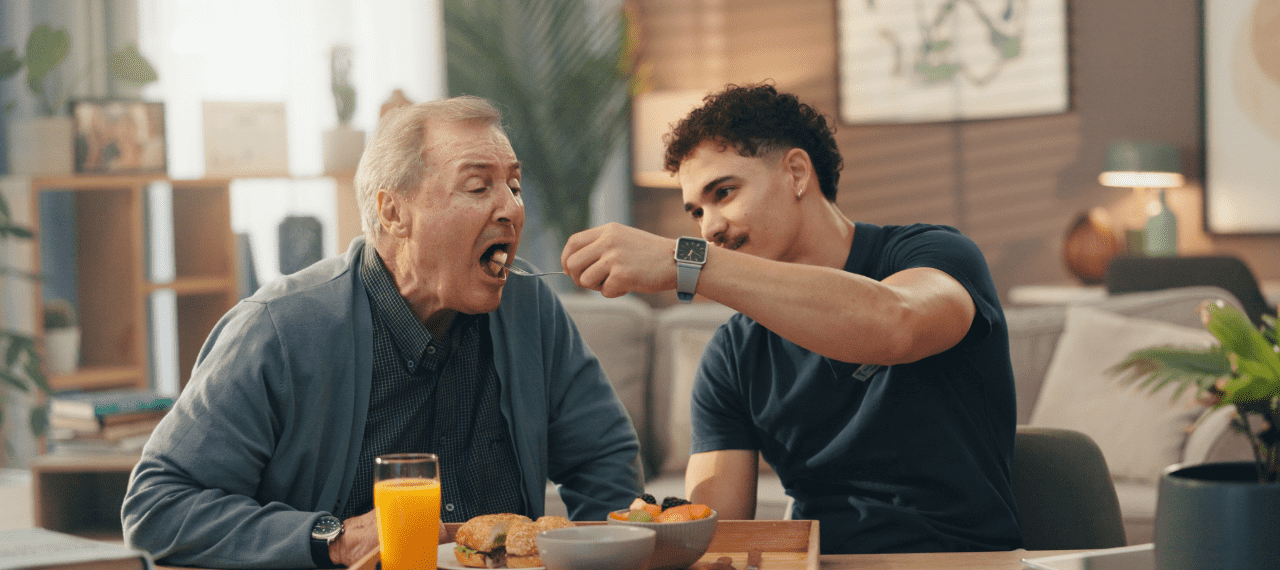 jeune homme qui donne à manger à son père