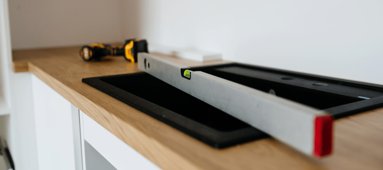 plan de travail de cuisine avec des outils de bricolage