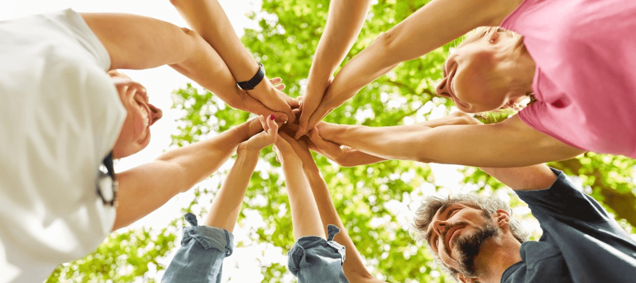 teambuilding, des personnes se tapent dans les mains