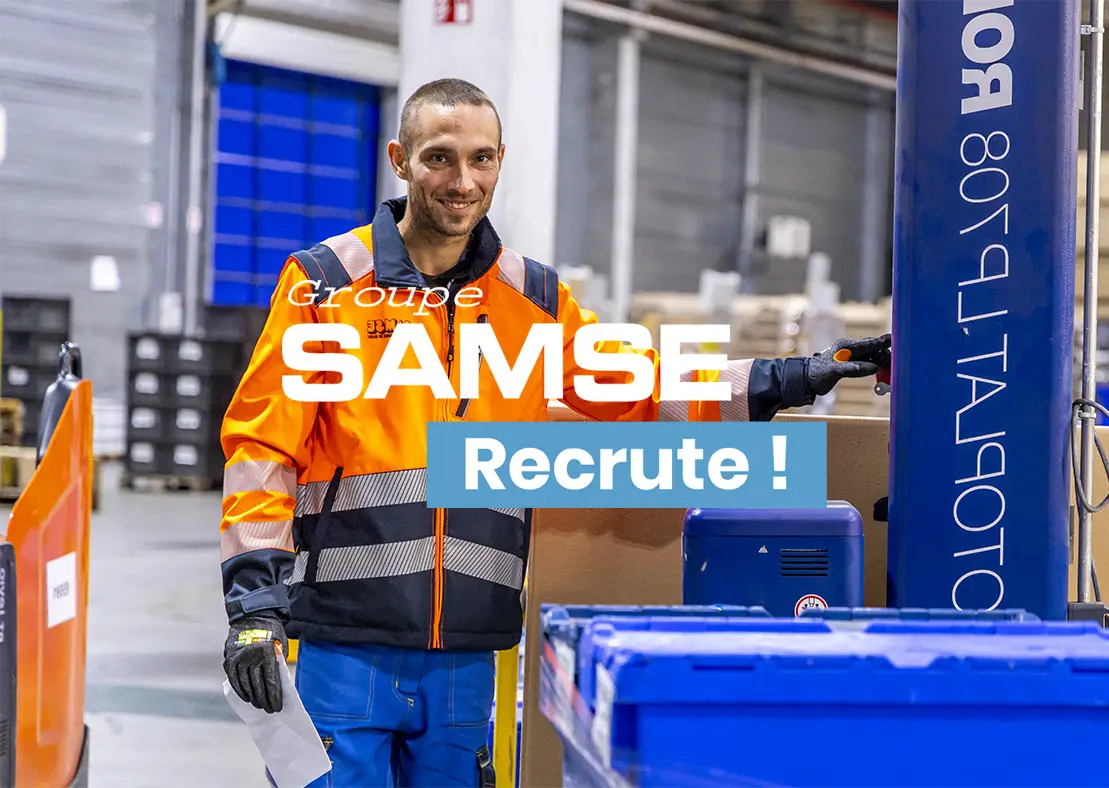 Un homme portant une veste de sécurité manipule un chariot élévateur, il regarde le photographe et sourit, le logo Groupe Samse Recrute s’affiche en surimpression sur la photo