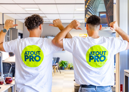 deux hommes de dos avec des tshirts au logo de notre marque distributeur