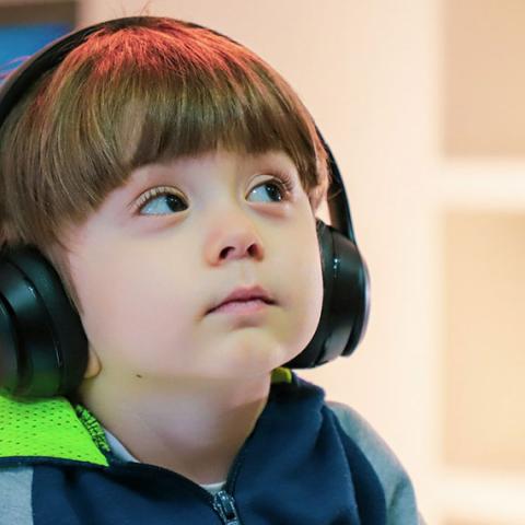 Enfant qui écoute attentivement de la musique avec un casque