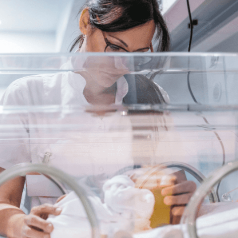 médecin avec un bébé en couveuse