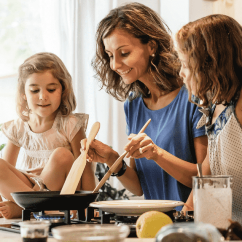 maman en train de cuisiner avec ses filles