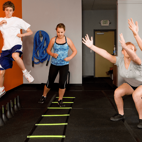 4 personnes font du sport dans une salle