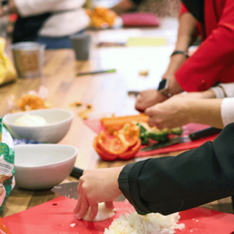 Mains de personnes qui préparent un repas