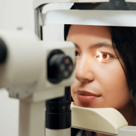 femme médecin qui observe le fond de l'oeil d'une patiente