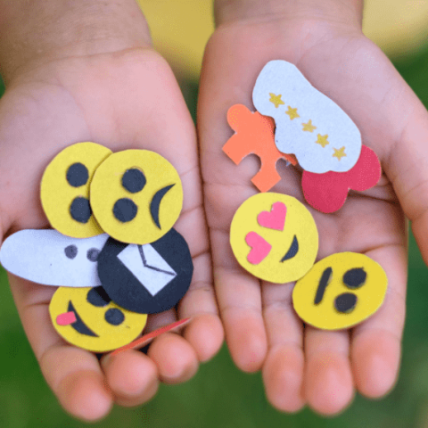 2 petites mains d'enfants avec des stickers émotions