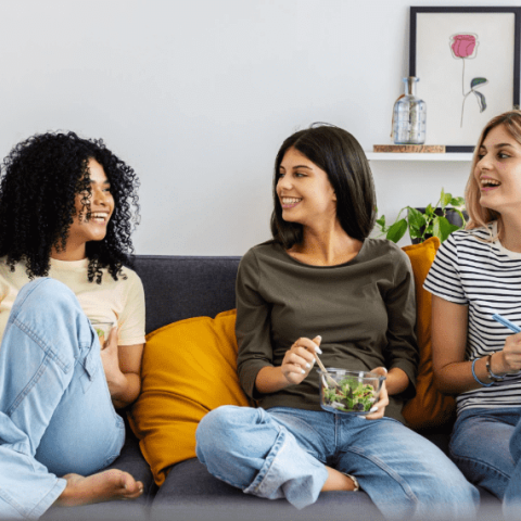3 femmes en discussion assises sur un canapé